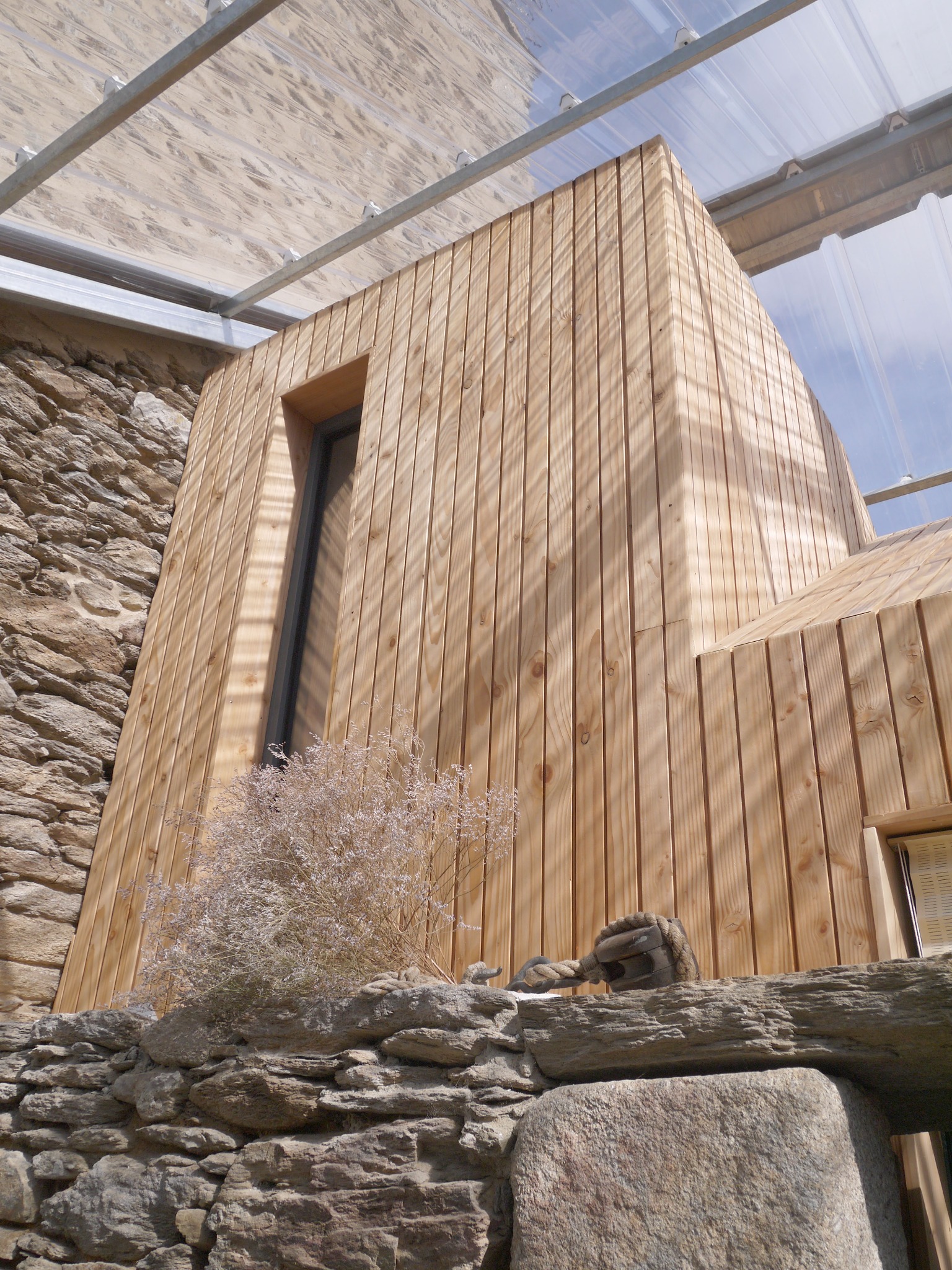 Détail architectural en bois et pierre d’un projet réalisé